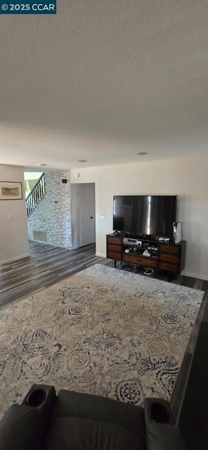 1011 Amanda Cir, Brentwood CA: https://media.crmls.org/mediaz/7f11bc26-ccdd-4482-a1fe-8796fcab0e39.jpg