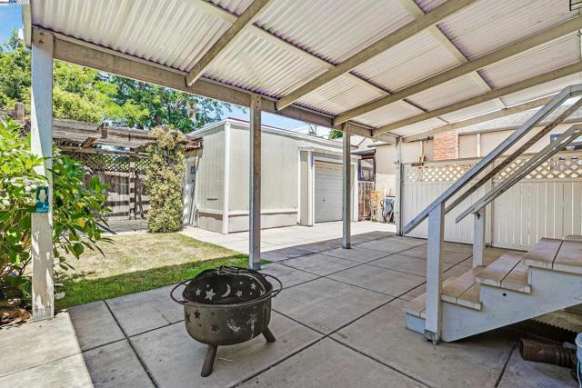 1137 Post St, Alameda CA: https://media.crmls.org/mediaz/7f11e486-ade0-4e1d-a220-748e2227d691.jpg