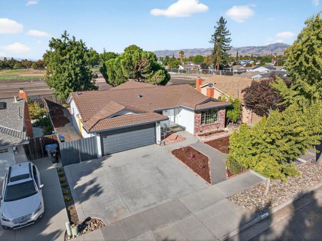 625 Kiowa Circle, San Jose CA: https://media.crmls.org/mediaz/7f126fa8-55ea-4cd9-a6f2-d8a6db1898d3.jpg