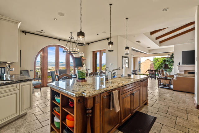 31 Hillcrest Drive, Rancho Mirage CA: https://media.crmls.org/mediaz/7f13ca66-12a5-4367-8fa8-49842fd895d6.jpg