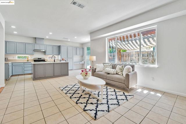 1261 King Loop, Tracy CA: https://media.crmls.org/mediaz/7f151db1-b997-4a9e-b70d-79ecfe534ae4.jpg