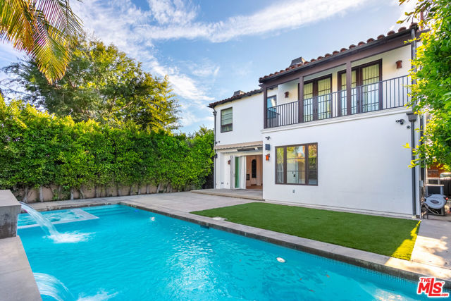 142 N Hamel Drive, Beverly Hills CA: https://media.crmls.org/mediaz/7f15466b-e5f3-49f2-9cf7-798b901d98fc.jpg