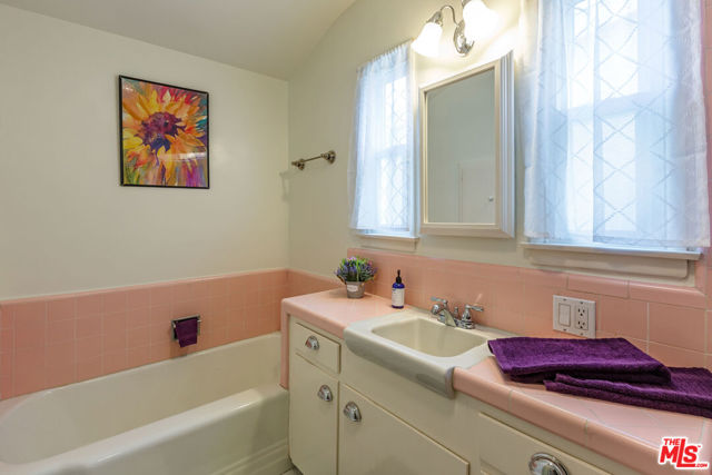21924 Buena Ventura Street, Woodland Hills CA: https://media.crmls.org/mediaz/7f156c5e-b7cb-4124-b28e-967850ffa7a7.jpg