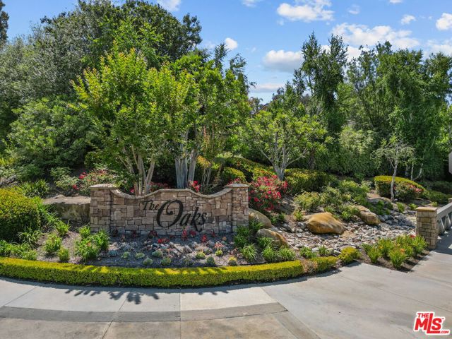 638 Oak Tree Court, Simi Valley CA: https://media.crmls.org/mediaz/7f158322-b8c4-4ece-aeb2-7b73bf3efce3.jpg