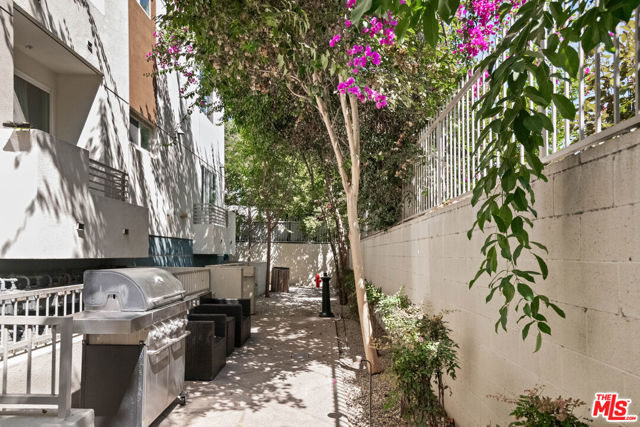 436 S Virgil Avenue, Los Angeles CA: https://media.crmls.org/mediaz/7f1590ee-829e-448c-b4d1-6f3d44851123.jpg