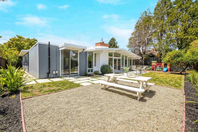 5893 Highwood Rd, Castro Valley CA: https://media.crmls.org/mediaz/7f1619f7-46fd-4a38-ac02-a1516e5f0d53.jpg