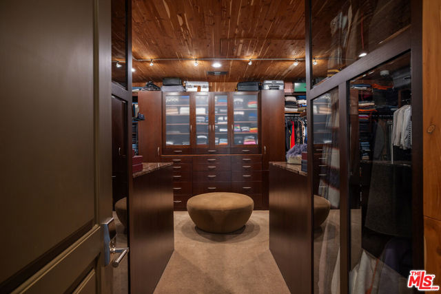 25029 Abercrombie Lane, Calabasas CA: https://media.crmls.org/mediaz/7f1686d7-00f3-4e66-83a1-c95dd8001fa1.jpg