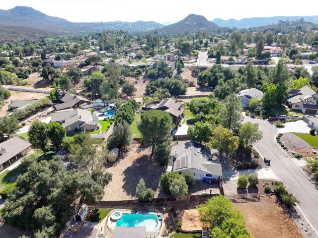 25119 Como Esta Court, Ramona CA: https://media.crmls.org/mediaz/7f16a96c-99e6-47c3-a54a-9866b49ed164.jpg