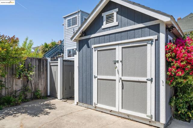 1042 Santa Clara Ave, Alameda CA: https://media.crmls.org/mediaz/7f16a987-df0b-4890-be41-df896a2cf043.jpg
