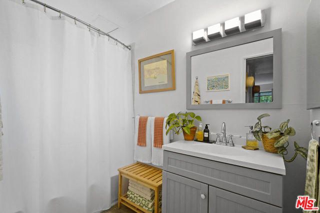 6472 Cavalleri Road, Malibu CA: https://media.crmls.org/mediaz/7f17a8e1-90e4-441f-be9d-9ba75cc89703.jpg