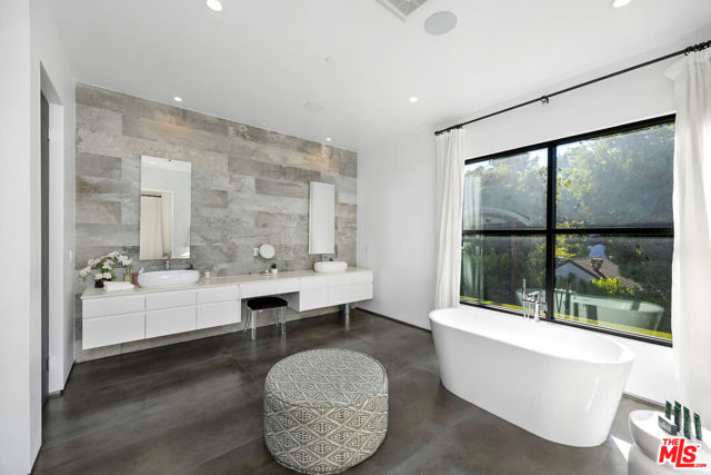 4527 Simpson Avenue, Studio City CA: https://media.crmls.org/mediaz/7f1800b8-b8d5-4eac-8892-31db03620355.jpg