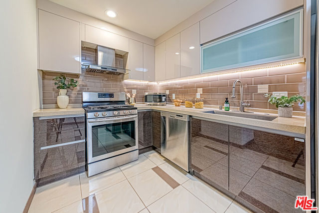 903 S New Hampshire Avenue, Los Angeles CA: https://media.crmls.org/mediaz/7f180d5a-2612-49e5-8a29-c781cf388388.jpg