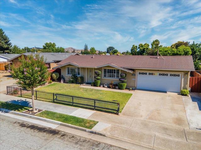 1239 Swaner Drive, Gilroy CA: https://media.crmls.org/mediaz/7f1816f7-2975-4989-b387-c03f498165b0.jpg