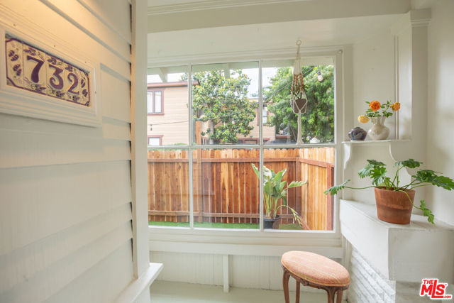 732 N Toledo Walk, Long Beach CA: https://media.crmls.org/mediaz/7f189a2d-871e-4a34-8699-c420522b39f5.jpg