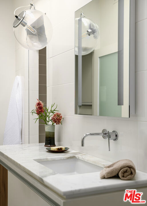 1856 Hi Point Street, Los Angeles CA: https://media.crmls.org/mediaz/7f1903fc-80dc-45c8-bcc8-960850fd0838.jpg