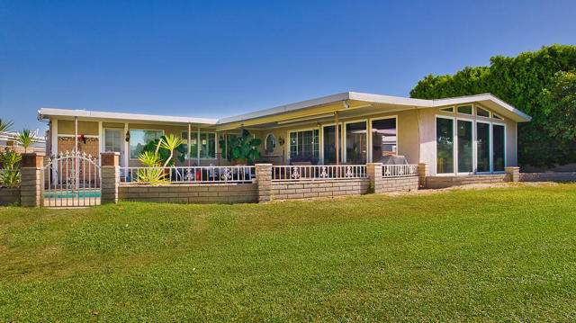 38250 Azalea Drive, Palm Desert CA: https://media.crmls.org/mediaz/7f1a6856-5e30-4bd4-85c4-c6beb31899a3.jpg