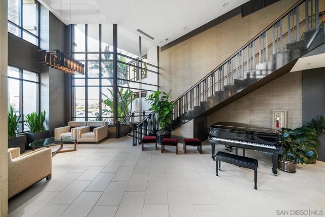 700 W Harbor Dr, San Diego CA: https://media.crmls.org/mediaz/7f1a74d2-63b1-49d4-929d-03a6be9d1c19.jpg