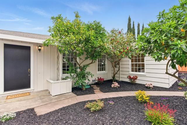 279 Oakhurst Place, Menlo Park CA: https://media.crmls.org/mediaz/7f1a90a6-dfb5-409a-8b9e-5e854b1d22c0.jpg