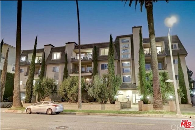 439 N Doheny Drive, Beverly Hills CA: https://media.crmls.org/mediaz/7f1b8393-4f4e-4ab1-9b6b-1523760cc59d.jpg