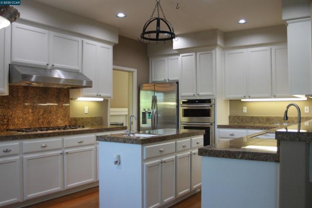 600 Bourne Ct, Danville CA: https://media.crmls.org/mediaz/7f1c2d98-bcbe-48c2-9527-c3a65ed6bd9f.jpg
