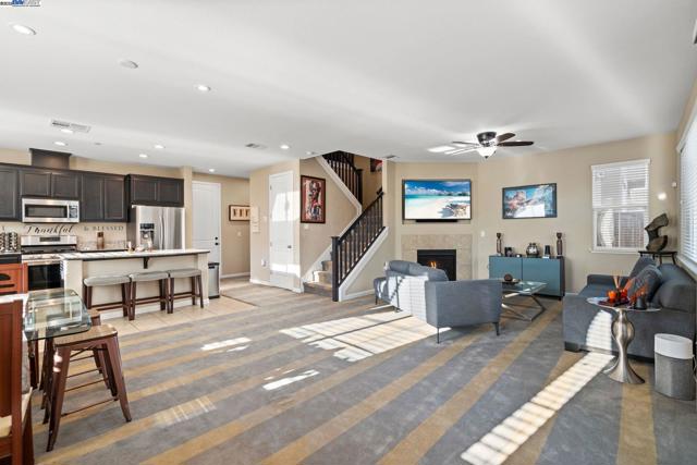 248 Alta St, Brentwood CA: https://media.crmls.org/mediaz/7f1c4be6-98e1-4c48-9fbb-f453fae87bff.jpg
