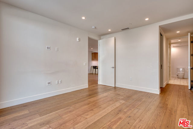 411 S Hamel Road, Los Angeles CA: https://media.crmls.org/mediaz/7f1d5cf9-4795-45eb-afc3-ff1923e54057.jpg