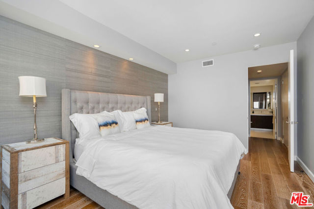 441 S Barrington Avenue, Los Angeles CA: https://media.crmls.org/mediaz/7f1dc822-546a-41c8-a5b6-9b295a5fab8f.jpg