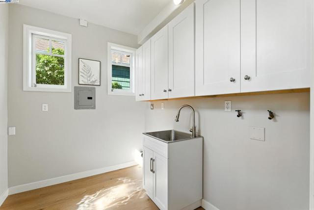 1247 Sherman, Alameda CA: https://media.crmls.org/mediaz/7f1e1328-d0eb-4a24-99d1-67dc048422e5.jpg