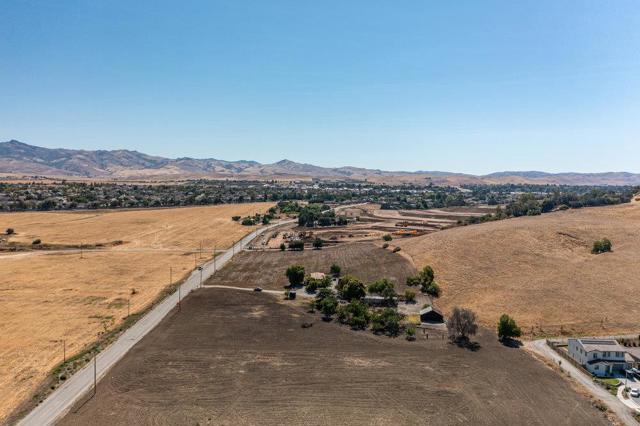 120 Enterprise Road, Hollister CA: https://media.crmls.org/mediaz/7f1ff5ce-4918-4fe5-ad6c-7c91f4b77332.jpg