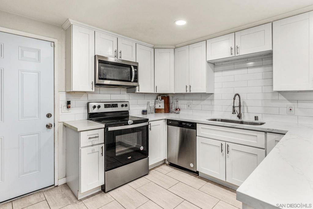 https://media.crmls.org/mediaz/7f201cbb-a7aa-444d-9f34-d4d7737489a9.jpg?preset=X-Large