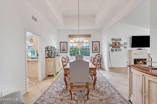 5050 Golden Nugget Way, Oak Park CA: https://media.crmls.org/mediaz/7f202ba3-4f34-40d0-891c-cb9938eba660.jpg