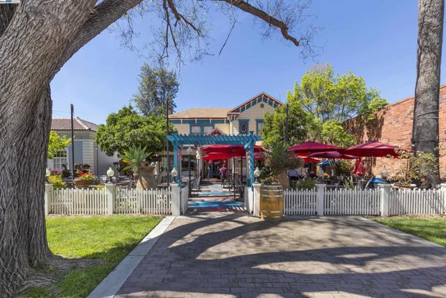2236 Oakland Ave, Pleasanton CA: https://media.crmls.org/mediaz/7f2059bc-6444-4888-8bc9-a4aac3ba794b.jpg