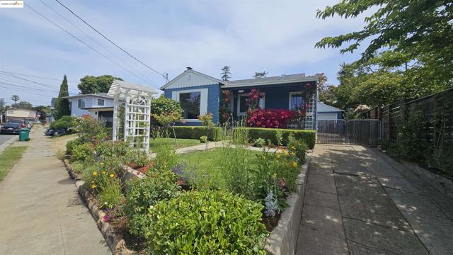 4332 Hyacinth Ave, Oakland CA: https://media.crmls.org/mediaz/7f2233de-151c-4ec9-ba3a-39b810696cf1.jpg
