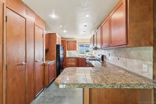 275 S Worthington St, Spring Valley CA: https://media.crmls.org/mediaz/7f233a64-0da3-407e-ac61-3f0c13d8c64f.jpg