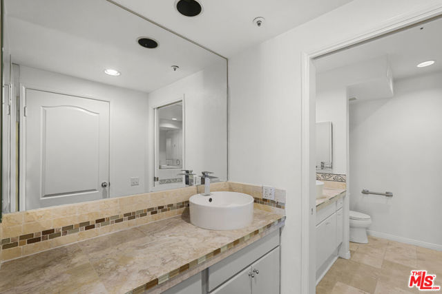 5224 Zelzah Avenue, Encino CA: https://media.crmls.org/mediaz/7f23e871-89eb-4477-8de6-ff33f0adef9f.jpg