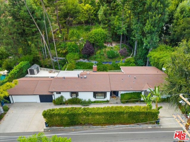 3479 Mandeville Canyon Road, Los Angeles CA: https://media.crmls.org/mediaz/7f240e0b-6eb2-4380-8da5-e81cac169b2b.jpg