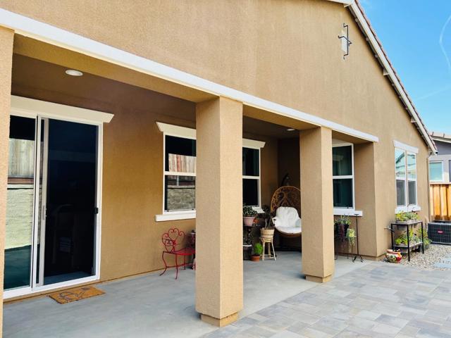 2051 White Oak Drive, Hollister CA: https://media.crmls.org/mediaz/7f2655f3-e20c-479c-97da-a1c30fe27749.jpg