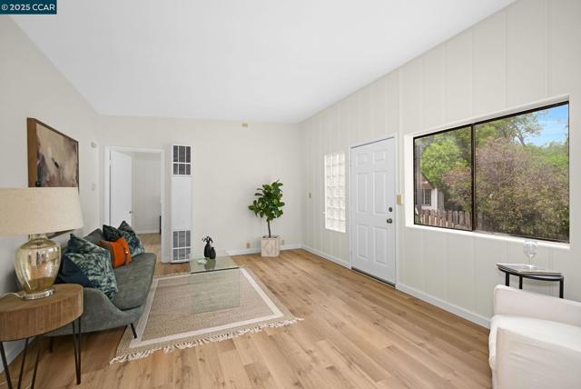 2326 Estrella Ct, Pinole CA: https://media.crmls.org/mediaz/7f27294b-2ca4-4bff-8ddd-b4f42034e793.jpg