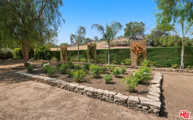 10555 Art Street, Sunland CA: https://media.crmls.org/mediaz/7f27457d-18b3-4b74-863e-66048f6eb8b9.jpg