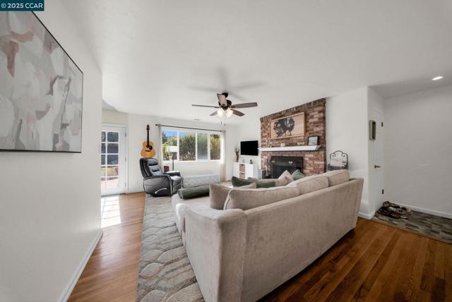 3412 Flamingo Dr, Concord CA: https://media.crmls.org/mediaz/7f27bc18-28be-4787-b8d4-1c3022caaf1e.jpg