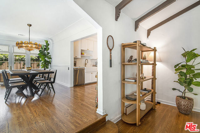 8260 Oakwood Avenue, Los Angeles CA: https://media.crmls.org/mediaz/7f28de03-f2db-4535-ac57-b0e6e8a85d7e.jpg