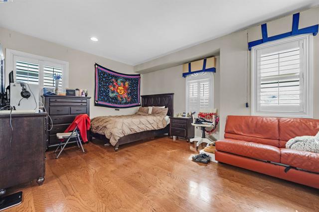 6013 Kingsmill Ter, Dublin CA: https://media.crmls.org/mediaz/7f29235f-7a7f-4c2b-9039-a283232867a3.jpg