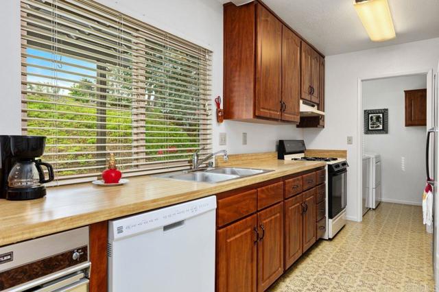 Detail Gallery Image 12 of 39 For 727 Nob Cir, Vista,  CA 92084 - 2 Beds | 2 Baths