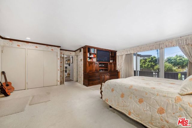 6505 S Halm Avenue, Los Angeles CA: https://media.crmls.org/mediaz/7f295e77-46e2-46b3-9d24-086a1f0d56fc.jpg