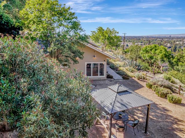 15010 Larga Vista Drive, Los Gatos CA: https://media.crmls.org/mediaz/7f2a96ed-aac7-47de-9bc2-5723b1762f92.jpg
