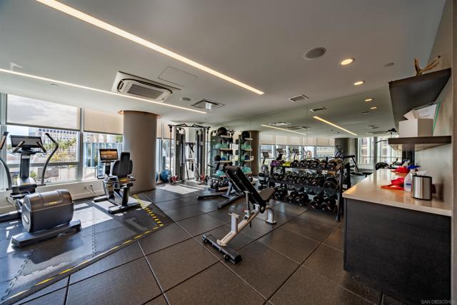888 W E St, San Diego CA: https://media.crmls.org/mediaz/7f2acfcc-b423-4561-868a-1b2fd160e844.jpg