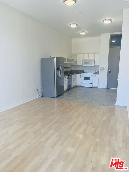1912 Broadway, Santa Monica CA: https://media.crmls.org/mediaz/7f2b161e-0a4f-41bf-af4a-ab90fd89670a.jpg