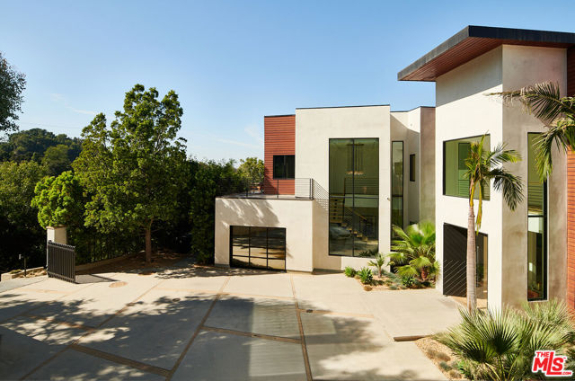 13331 Mulholland Drive, Beverly Hills CA: https://media.crmls.org/mediaz/7f2b9332-6243-47dc-abcd-2e3252832ddb.jpg