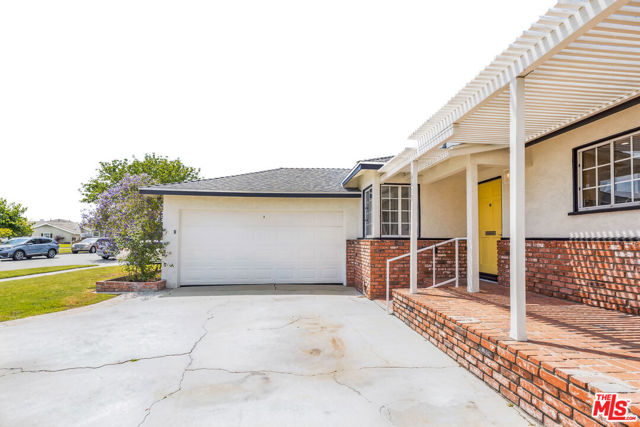 6513 Denmead Street, Lakewood CA: https://media.crmls.org/mediaz/7f2bd7c6-e30f-4df1-adfd-4183408f08c6.jpg