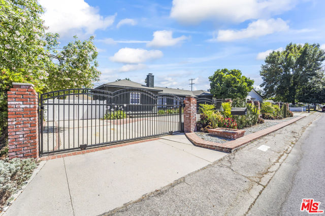 23046 Leonora Drive, Woodland Hills CA: https://media.crmls.org/mediaz/7f2bf627-9cd6-41d2-9936-708663358a30.jpg